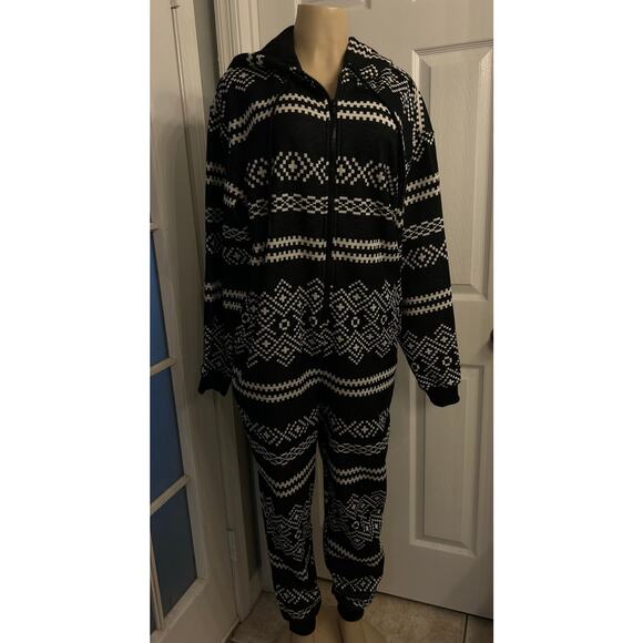 Fabletics Fair Isle Black & White Hooded Zip-Up One piece – Size M - Picture 4 of 4